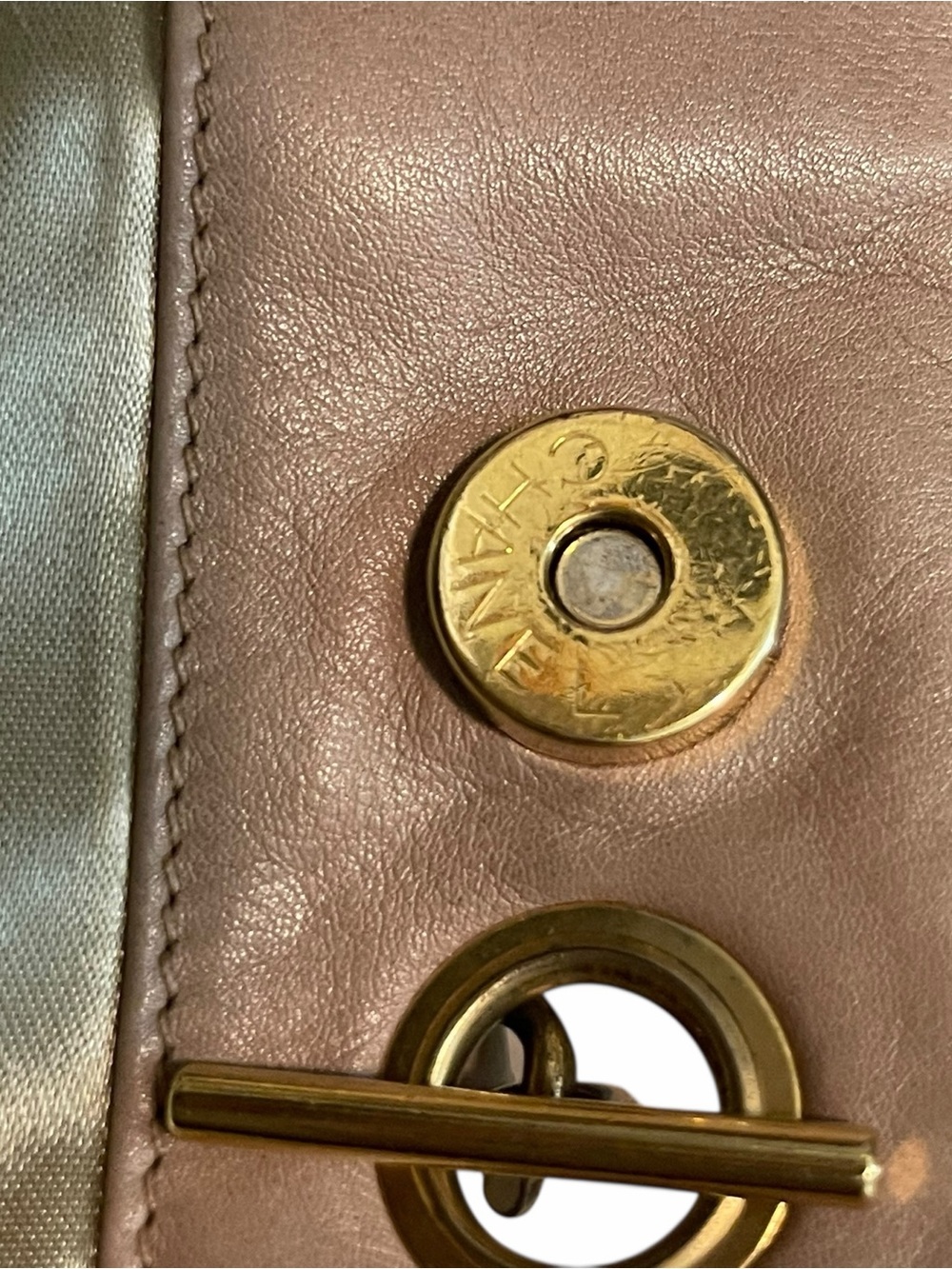 CHANEL Beige Leather Shoulder Bag with Interlocking CC - Picture 7 of 12